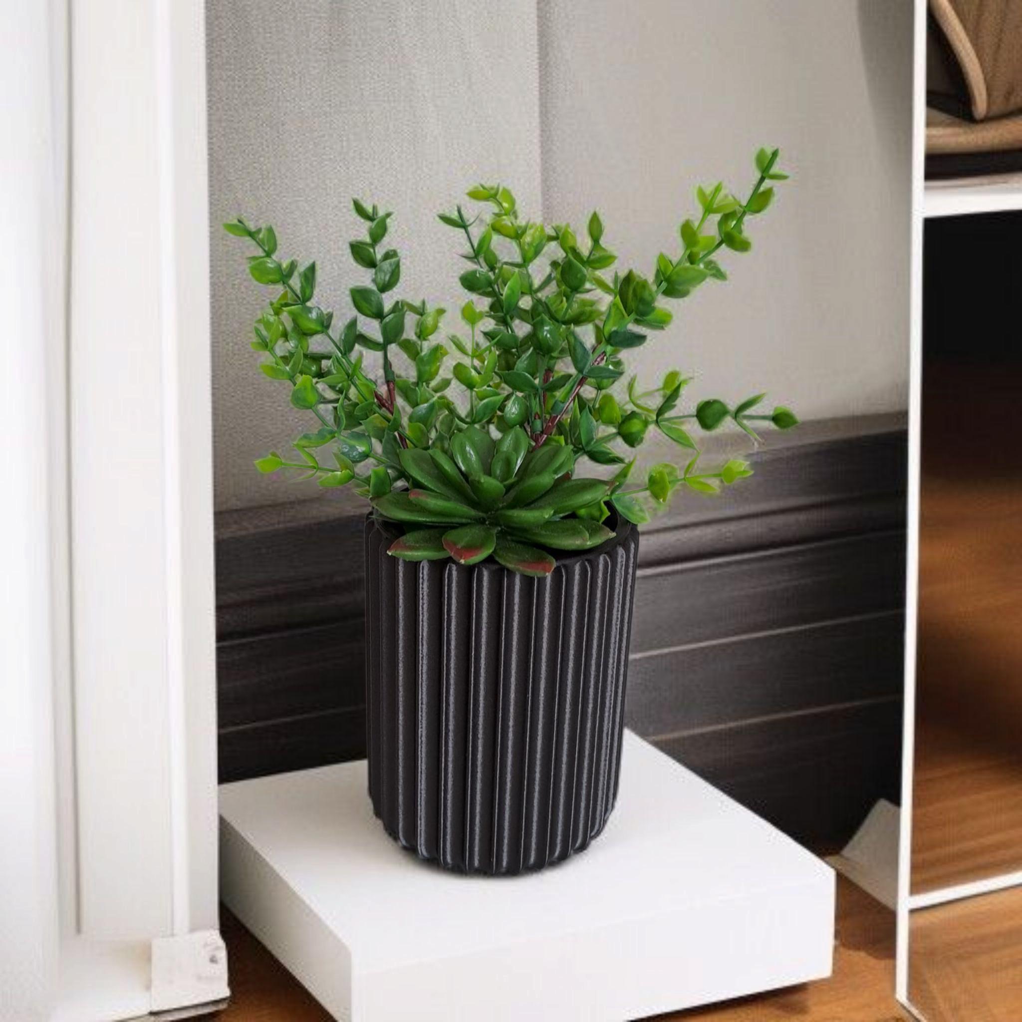 Ribbed pen, brush,  plant holder with fine surface structure