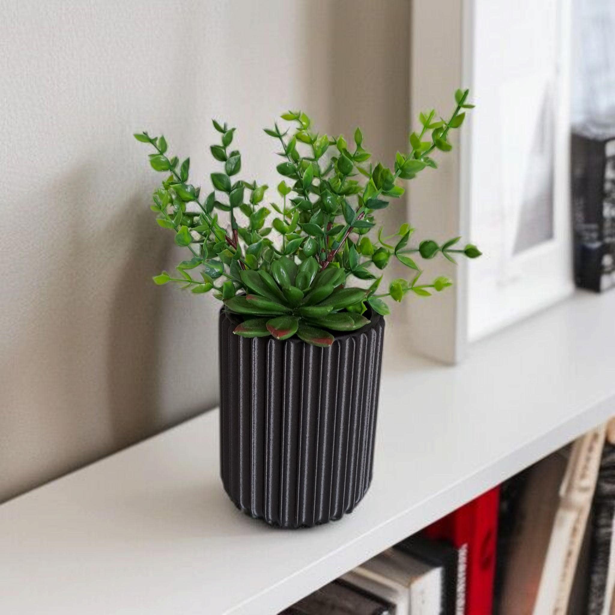 Ribbed pen, brush,  plant holder with fine surface structure